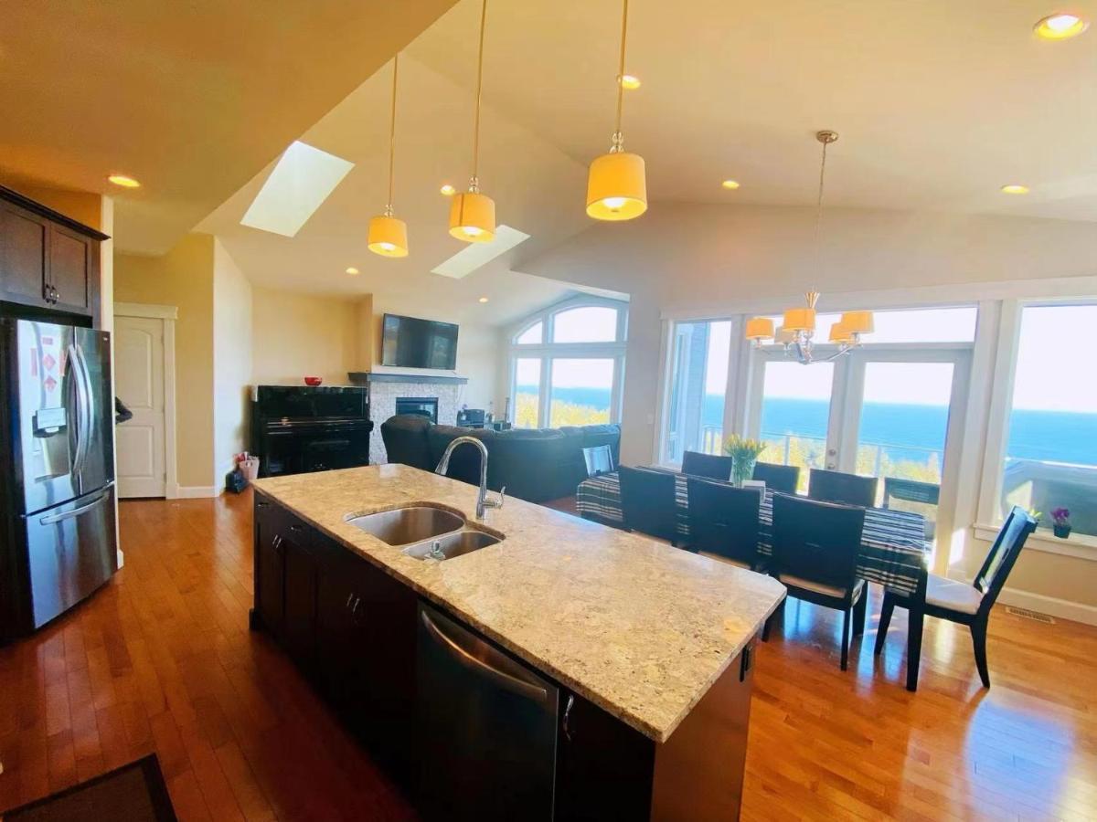 Modern House With Abundant Ocean View Holiday home Nanaimo