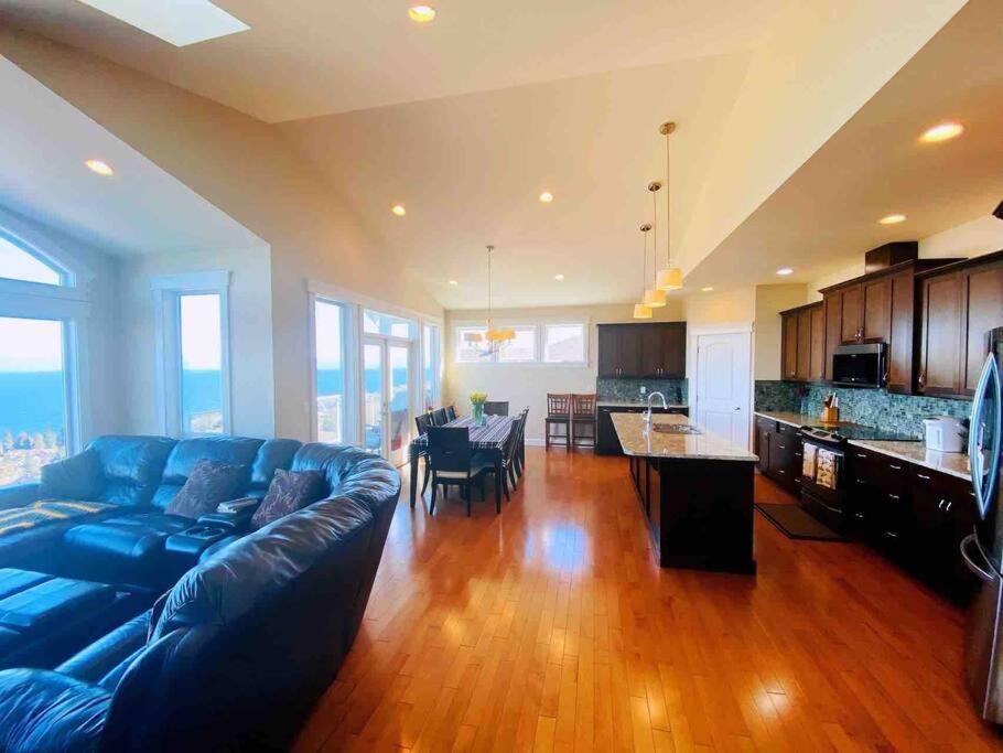Modern House With Abundant Ocean View Holiday home *