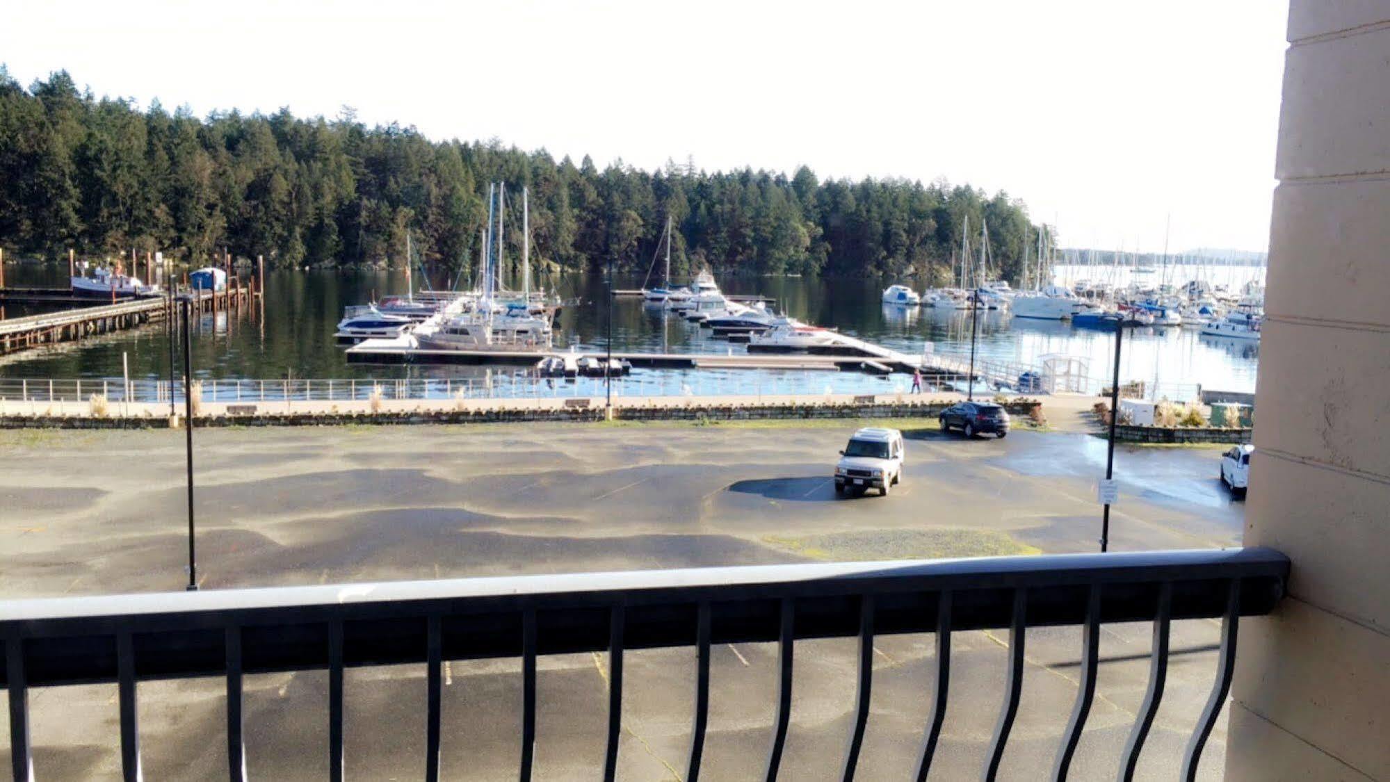 Hotel The Waterfront And Marina 2*