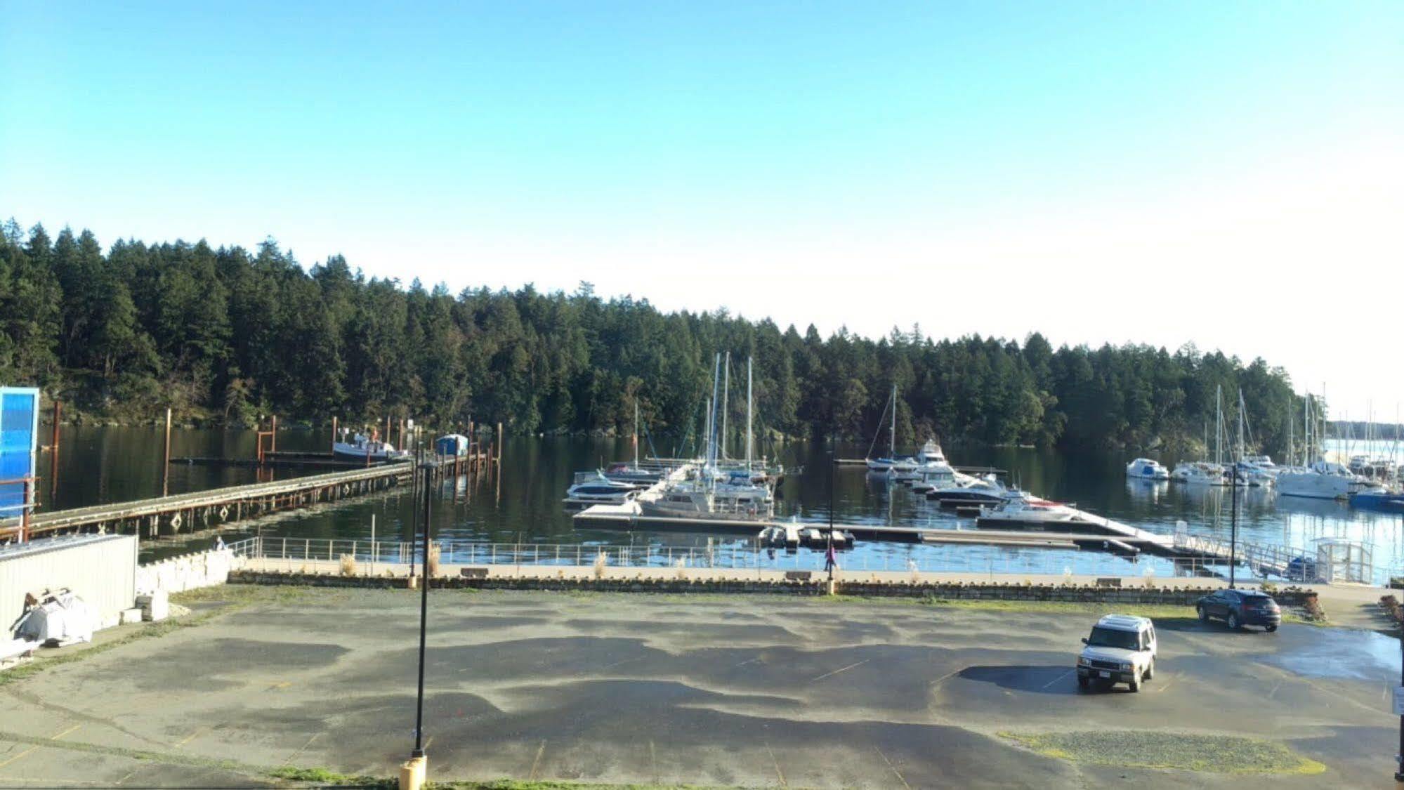 The Waterfront And Marina 2*