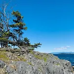 A Cozy Family Get Away Suite In South Nanaimo