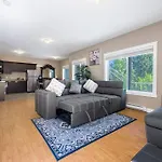 Cozy Retreat In Nanaimo - Spacious 1Bd Hideaway