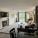 Bright Private Suite Near Departure Bay Beach