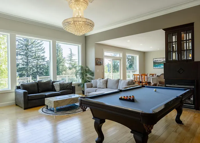 Luxury Rainbow House With Pool Table, Oceanview