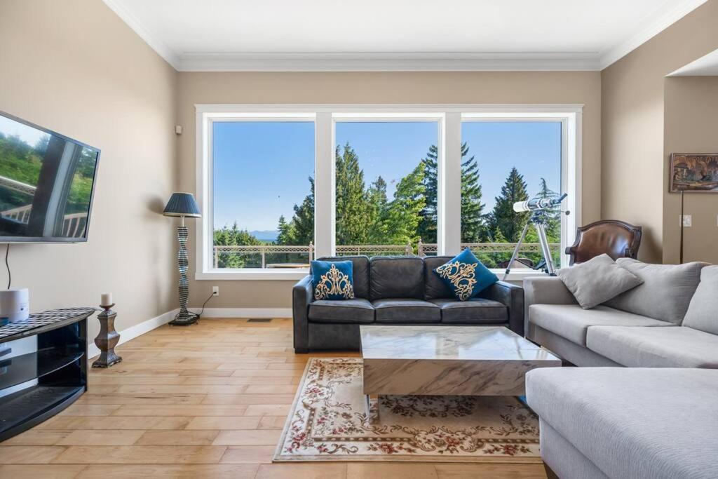 Upstairs In Spacious 3-bed Hideaway Holiday home Nanaimo