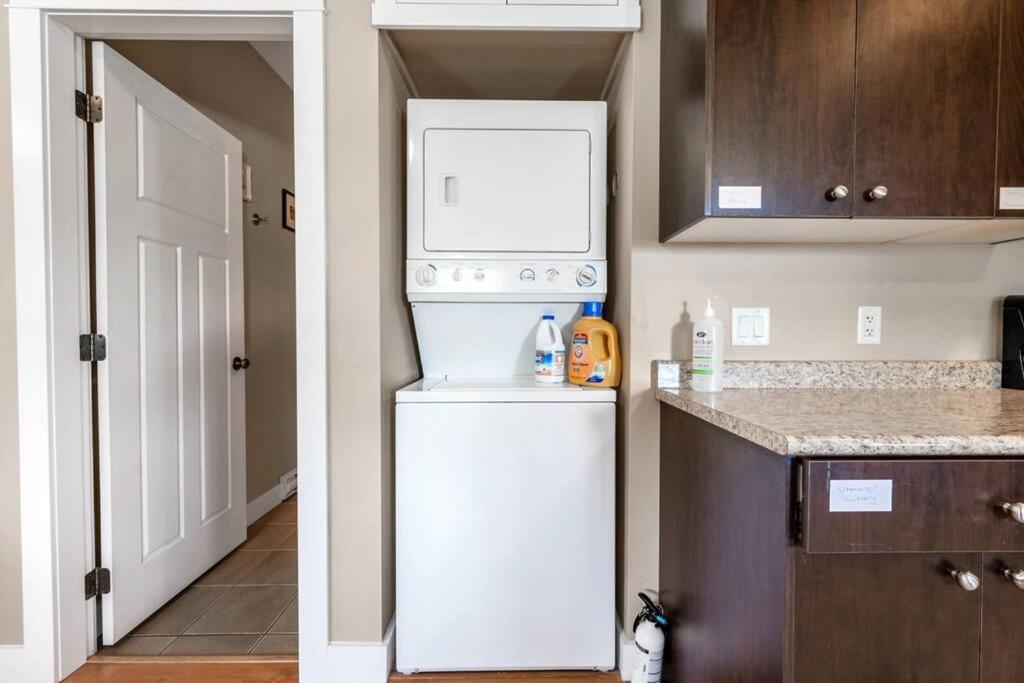 Cozy Retreat In - Spacious 1bd Hideaway Nanaimo