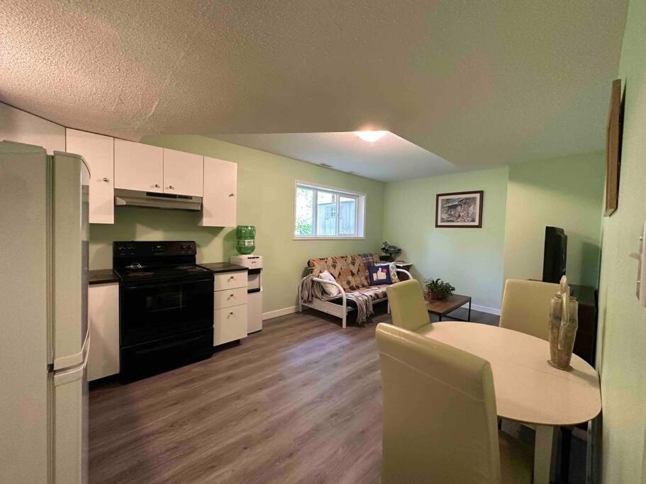 Countryroad Cozy 2 Bedrooms Basement Suite1 *