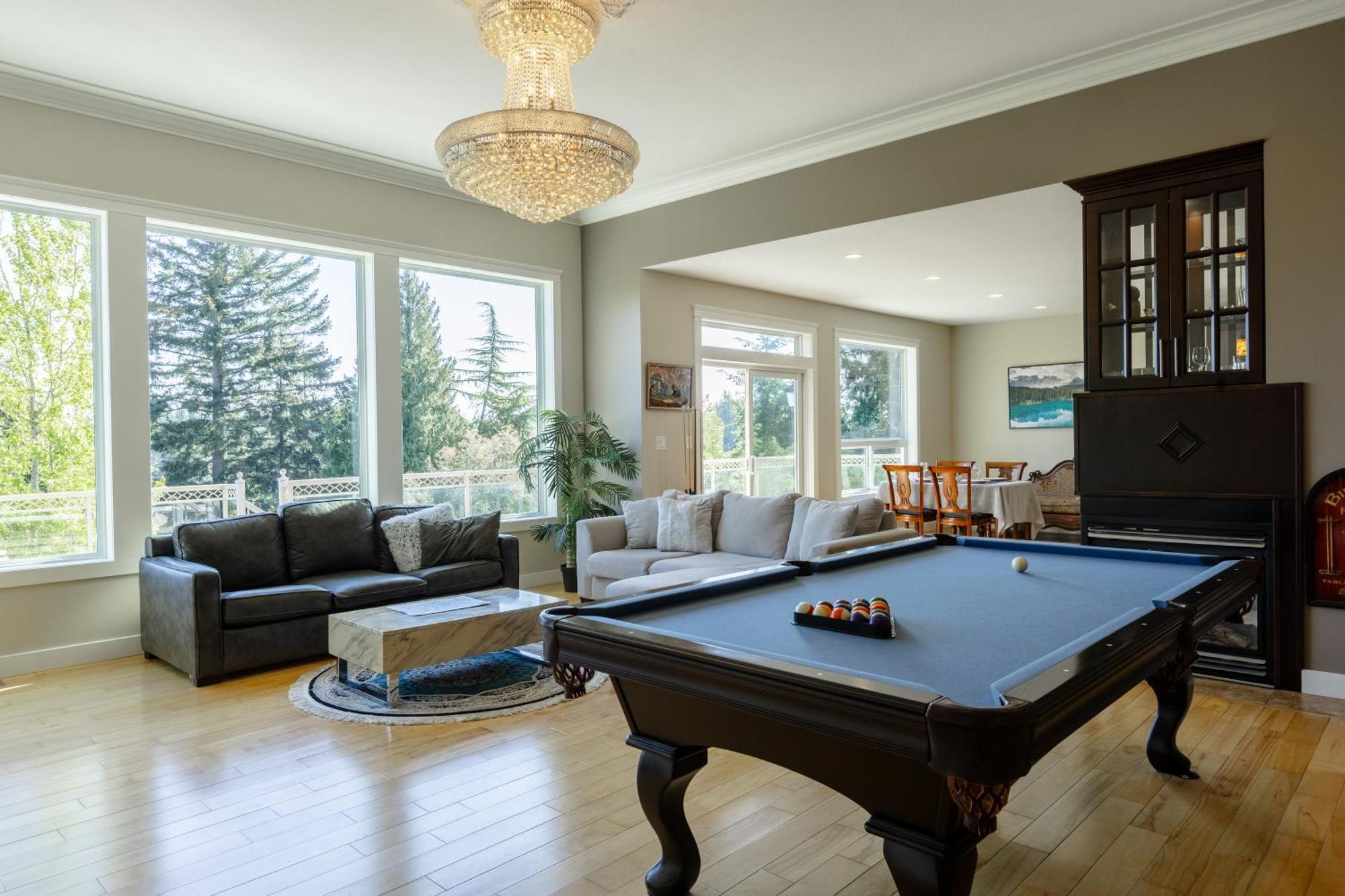 Luxury Rainbow House With Pool Table, Oceanview Nanaimo