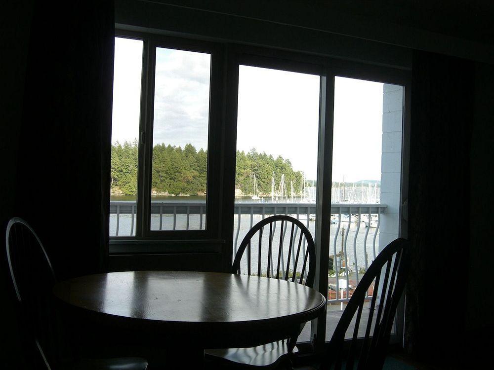 Hotel The Waterfront And Marina 2*