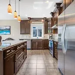 Upstairs Suite In Nanaimo Spacious 3-Bed Hideaway