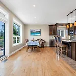 Upstairs Suite In Nanaimo Spacious 3-Bed Hideaway