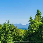 Upstairs Suite In Nanaimo Spacious 3-Bed Hideaway