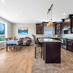 Upstairs Suite In Nanaimo Spacious 2-Bed Hideaway