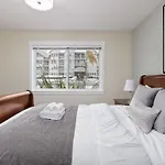 Newly Furnished 2-Bd 1-Wc Home Close To Ferry