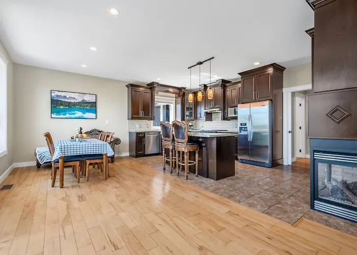 Upstairs Suite In Nanaimo Spacious 3-Bed Hideaway