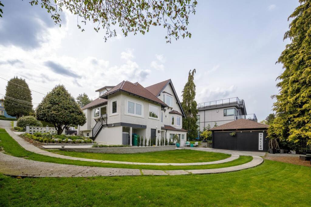 Gorgeous 4brd House Conveniently Located In Holiday home *