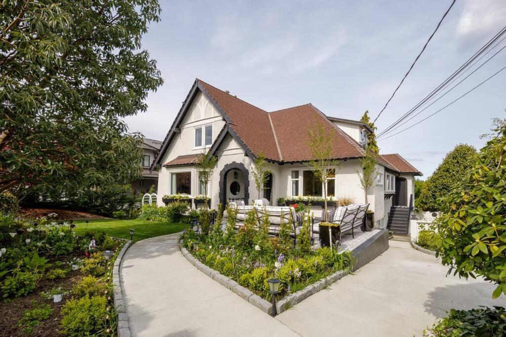 Gorgeous 4brd House Conveniently Located In Holiday home