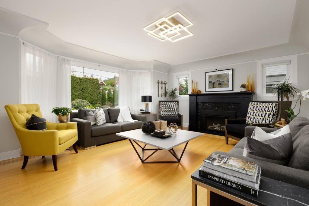 Gorgeous 4brd House Conveniently Located In