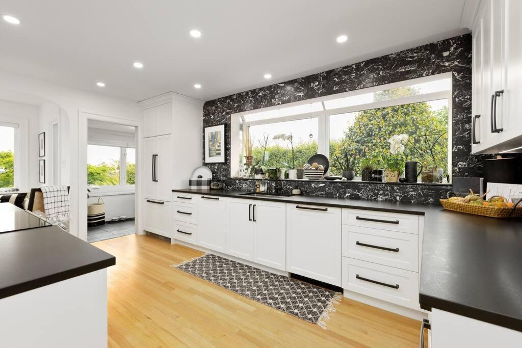 Holiday home Gorgeous 4brd House Conveniently Located In *