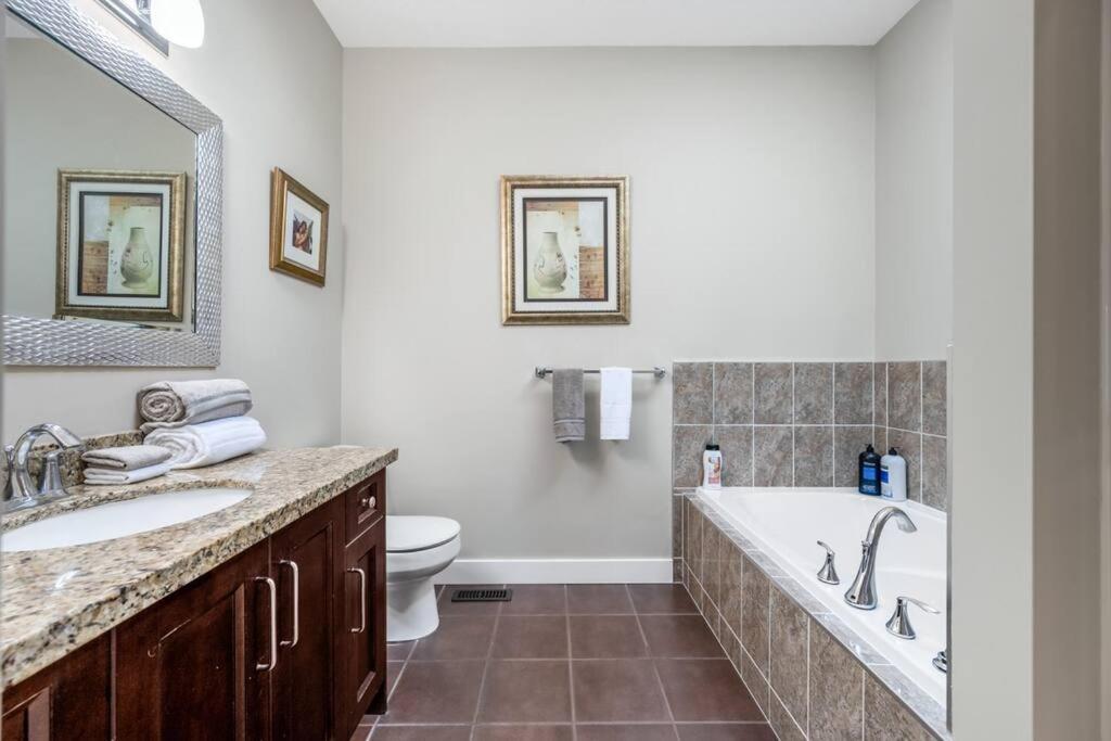 Upstairs In Spacious 3-bed Hideaway * Nanaimo