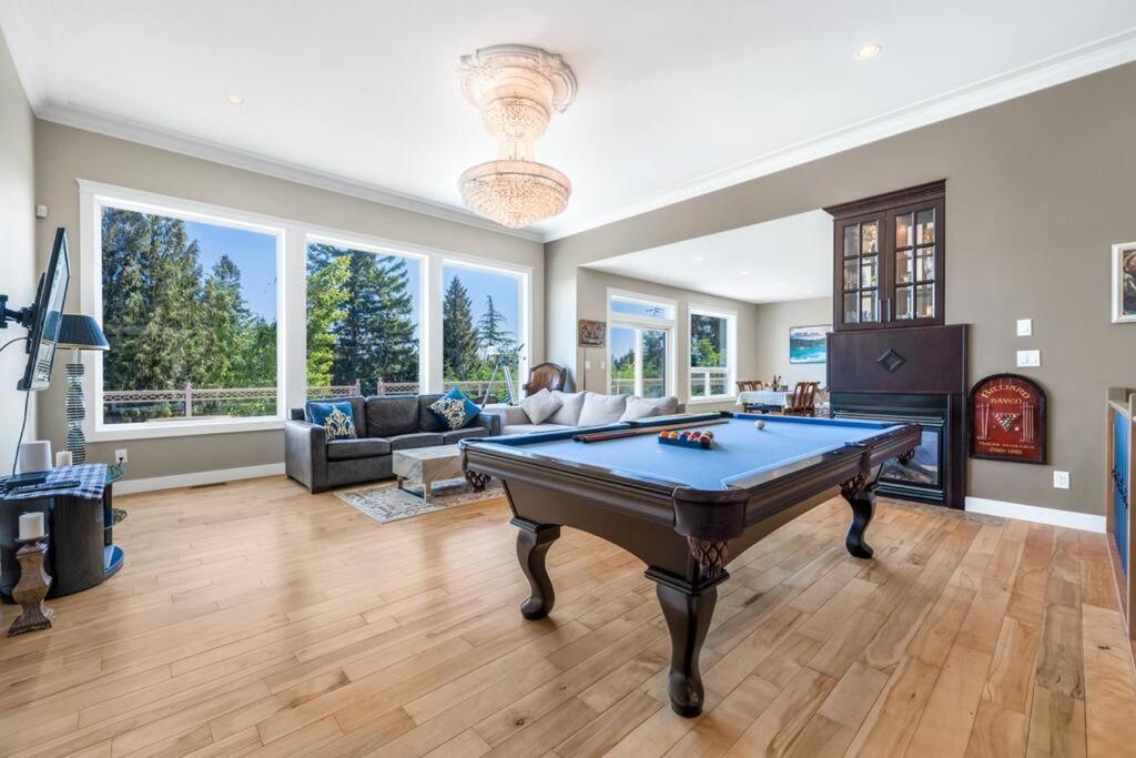 Upstairs In Spacious 3-bed Hideaway *