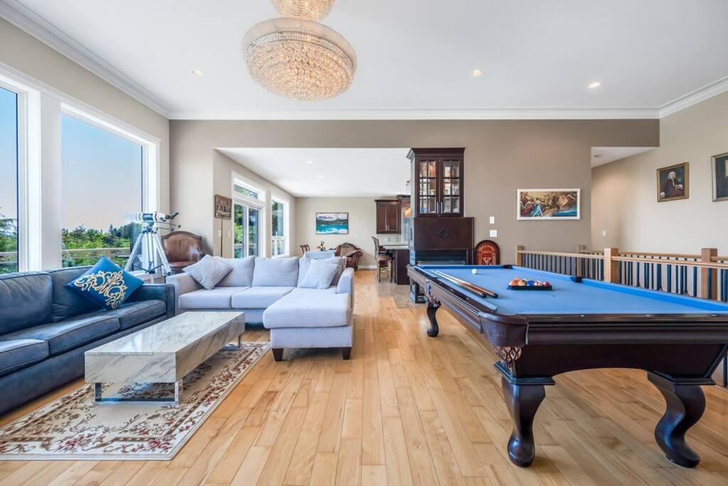 Upstairs In Spacious 3-bed Hideaway