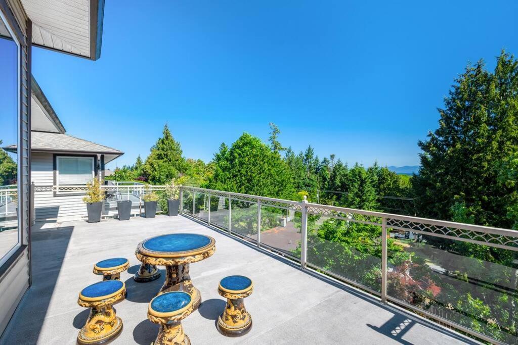 Upstairs In Spacious 3-bed Hideaway