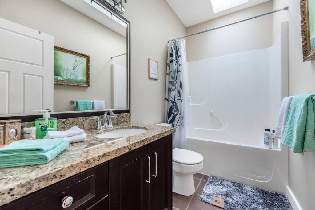Upstairs In Spacious 3-bed Hideaway Nanaimo