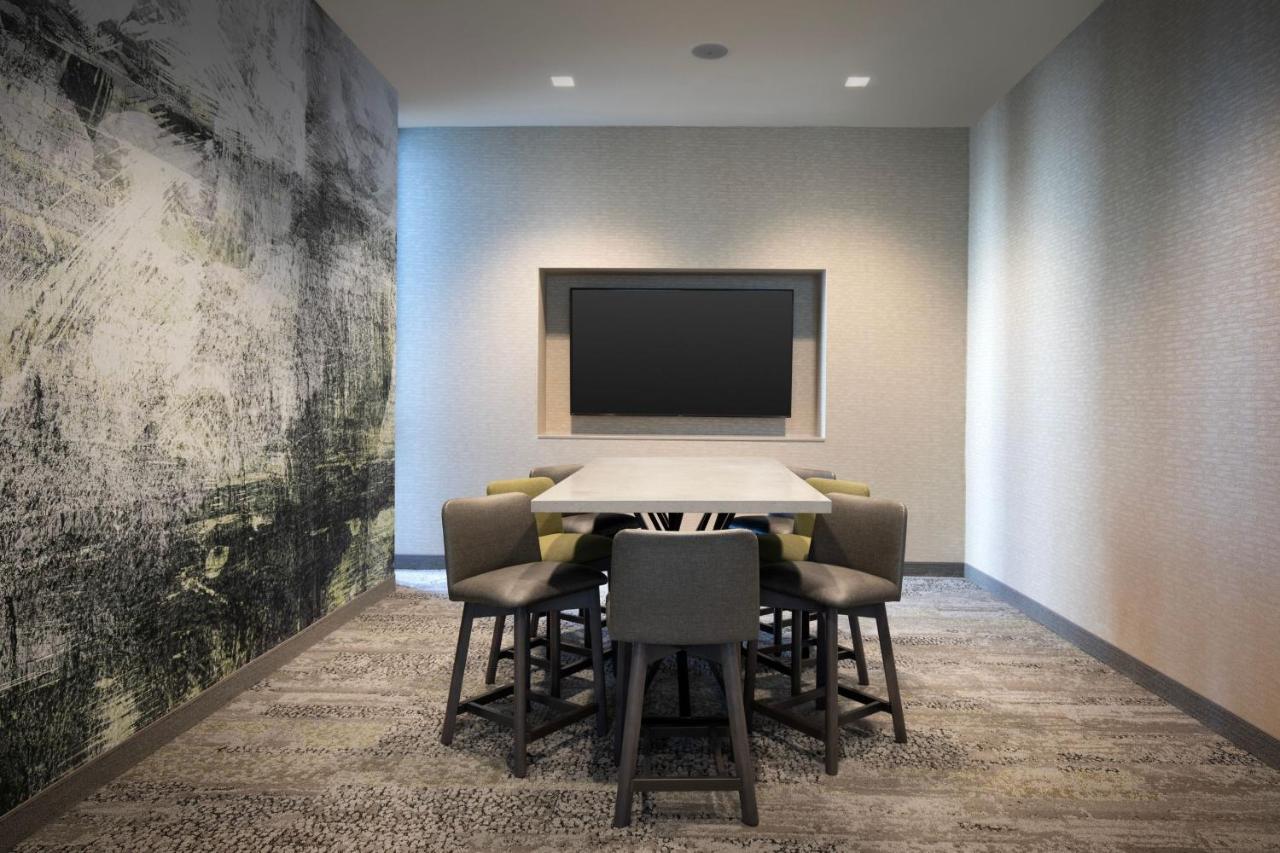 Courtyard By Marriott Hotel *