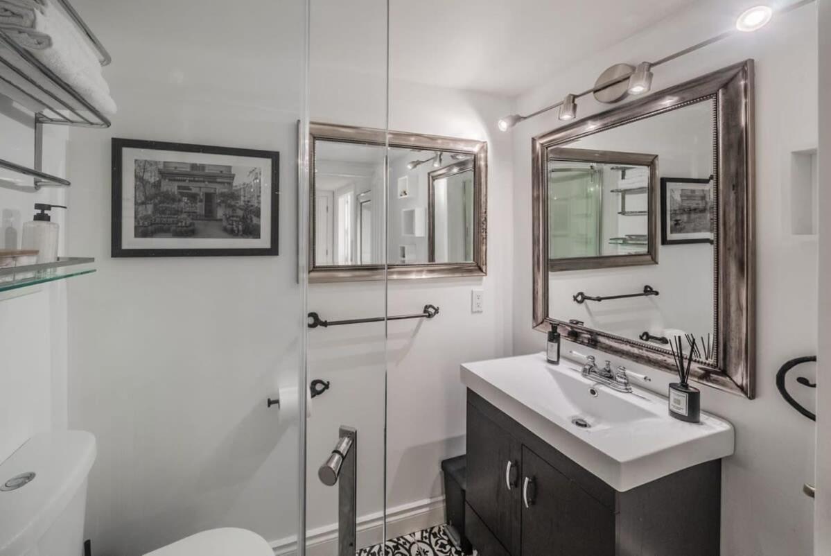 Mariposa Suite-lrg Ground With Garden Holiday home Nanaimo