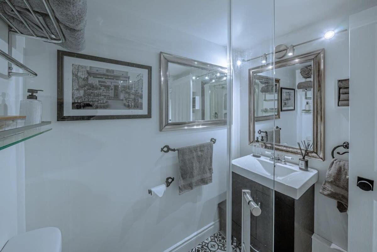 Mariposa Suite-lrg Ground With Garden Holiday home Nanaimo