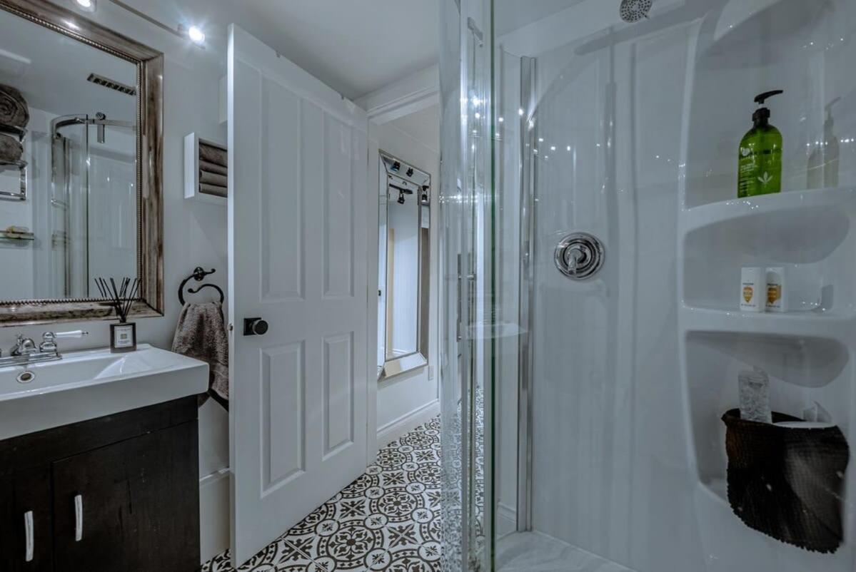 Mariposa Suite-lrg Ground With Garden Nanaimo
