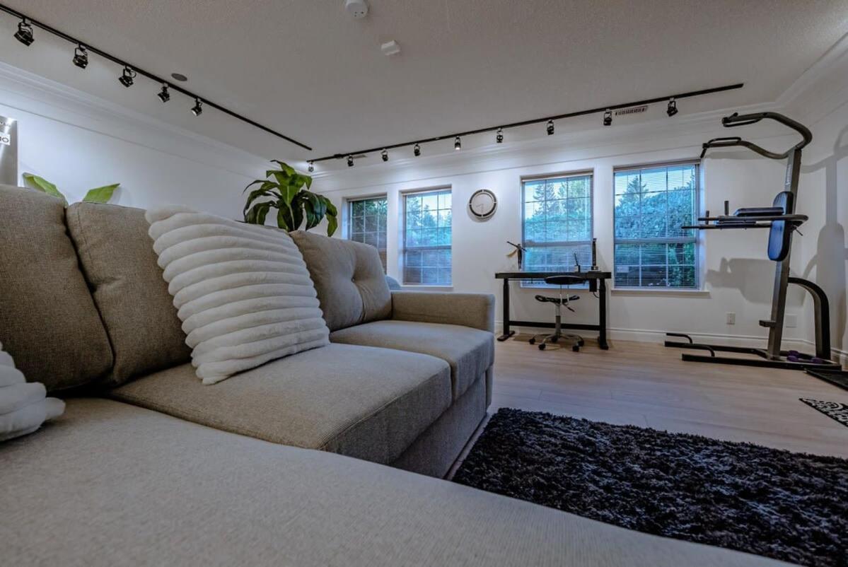 Mariposa Suite-lrg Ground With Garden Holiday home Nanaimo