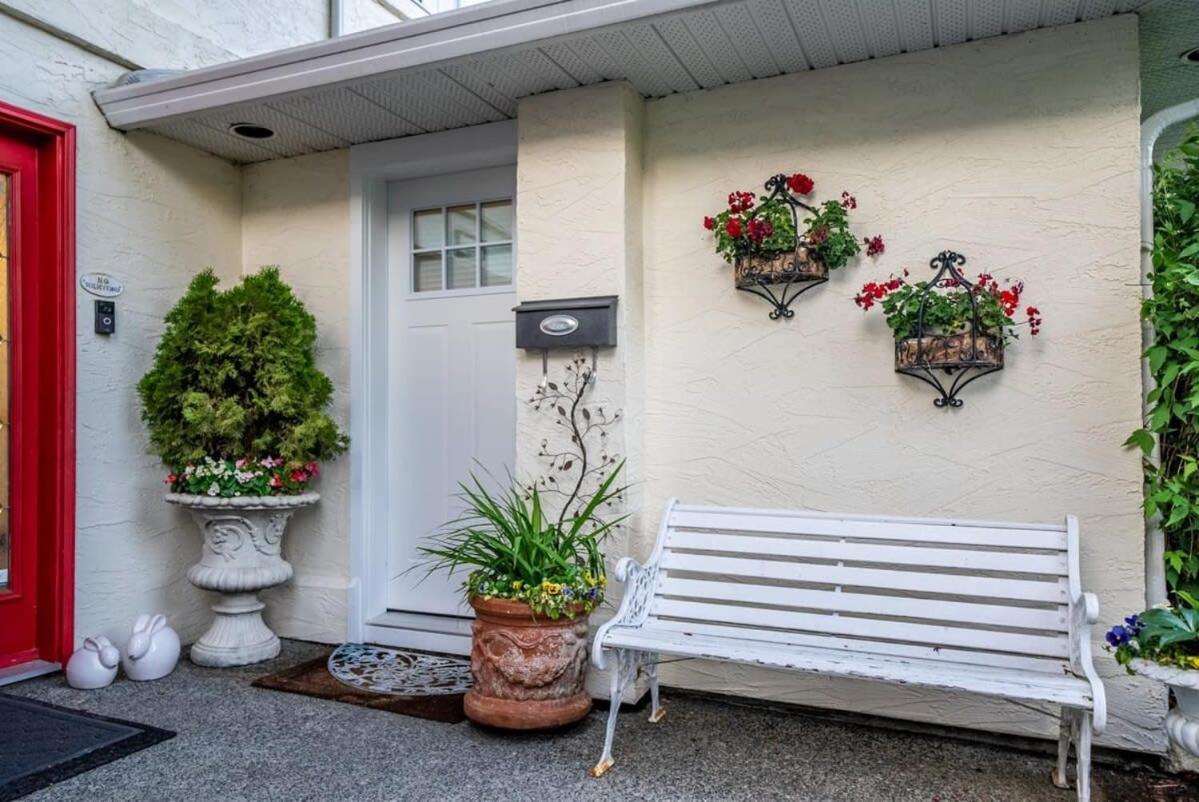 Mariposa Suite-lrg Ground With Garden * Nanaimo