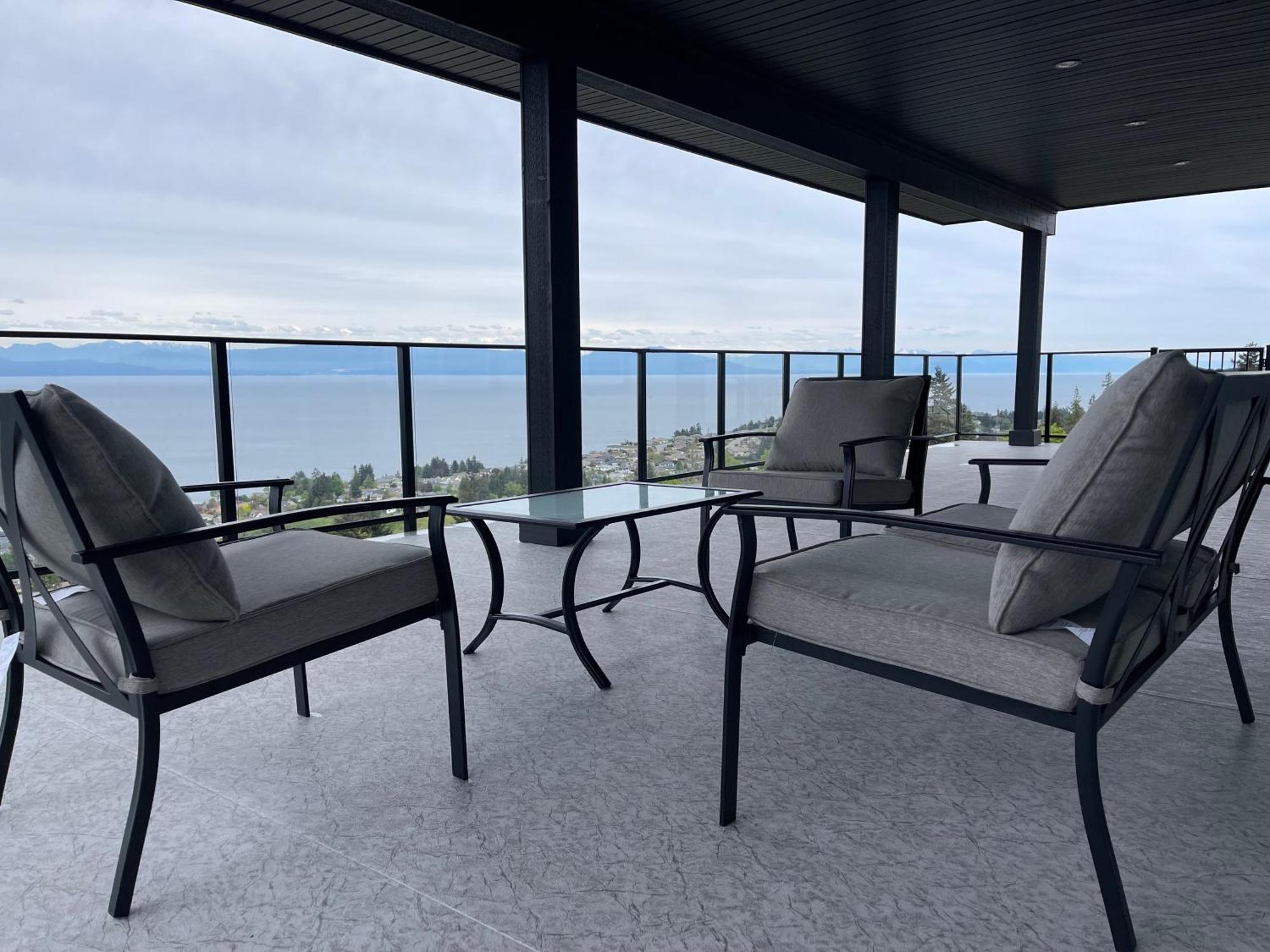 Auspicious Sea View House *
