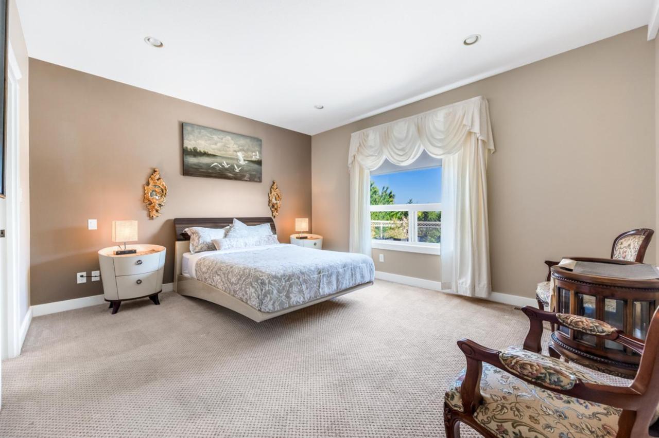 Upstairs In Spacious 2-bed Hideaway *