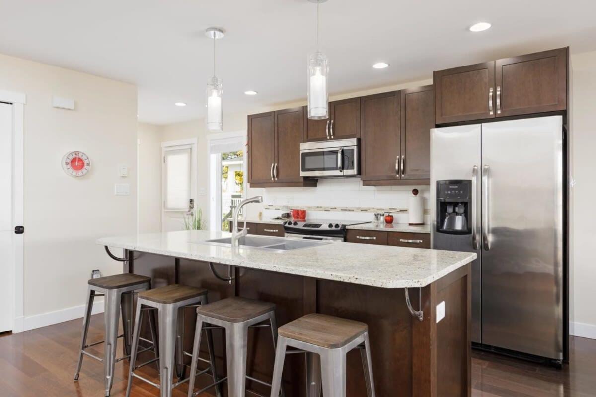 Spacious 2 Bedroom In With An Amazing View Nanaimo