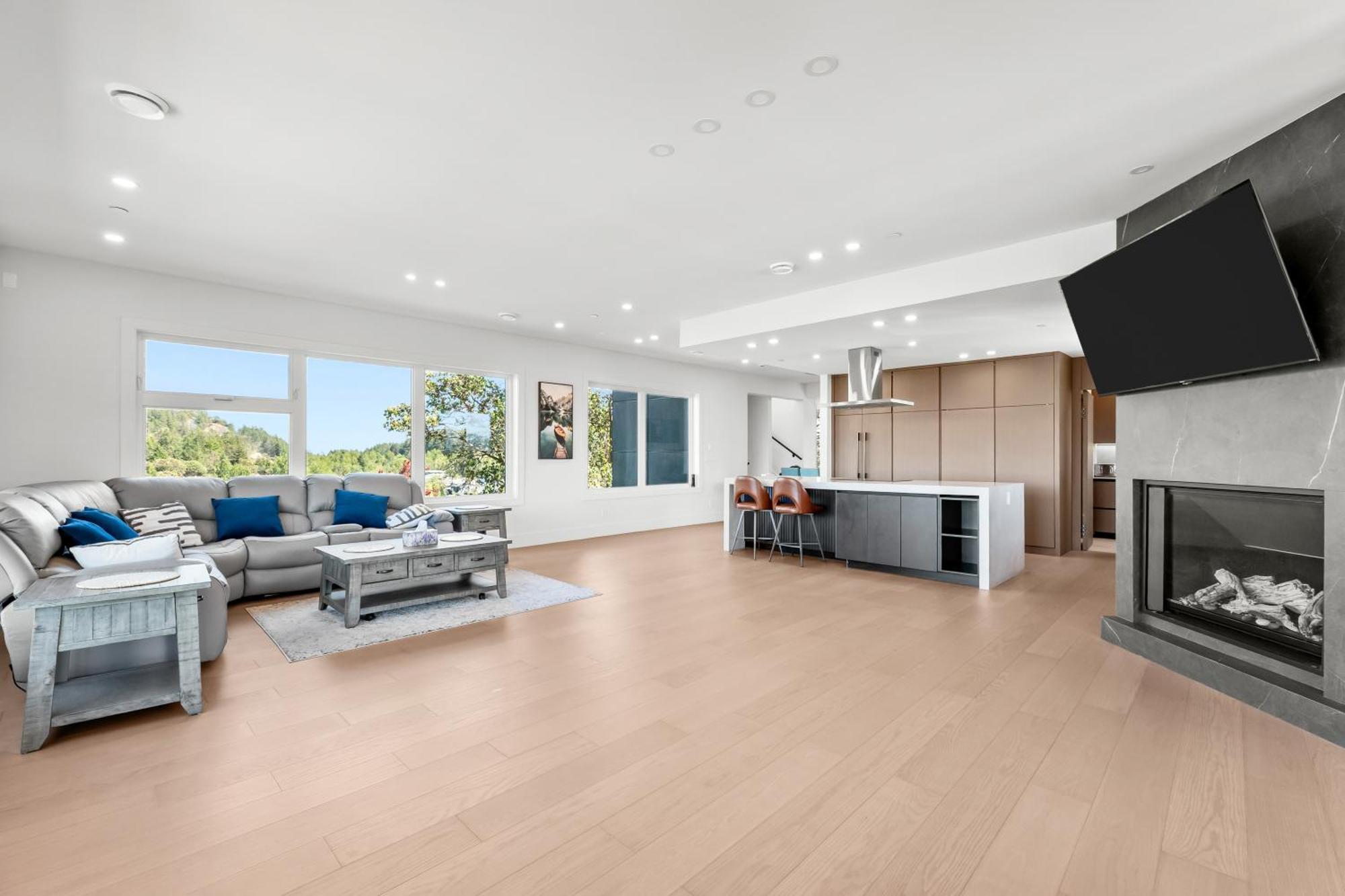 Elegant Retreat In With Style & Comfort Nanaimo