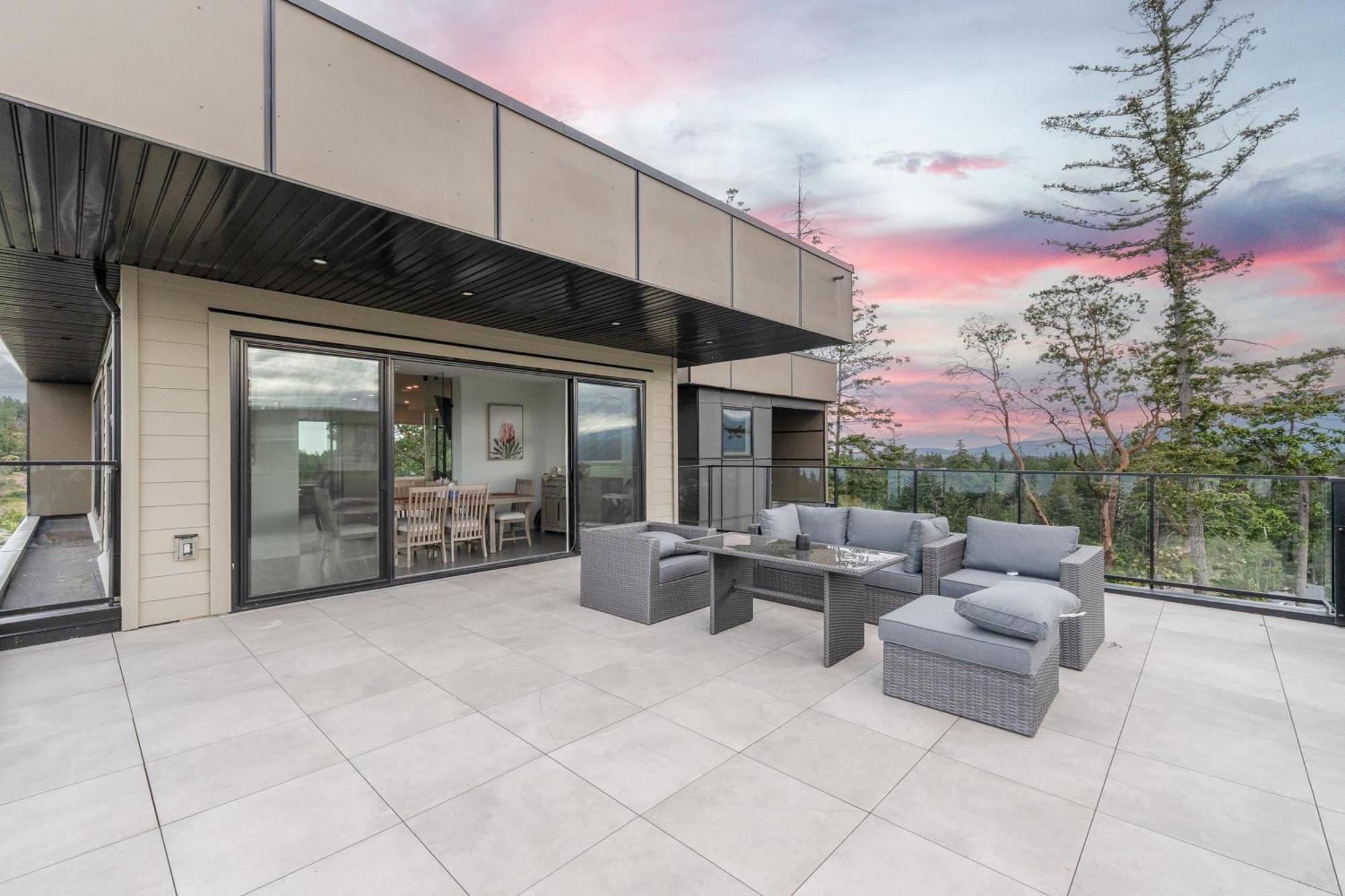 Elegant Retreat In With Style & Comfort * Nanaimo