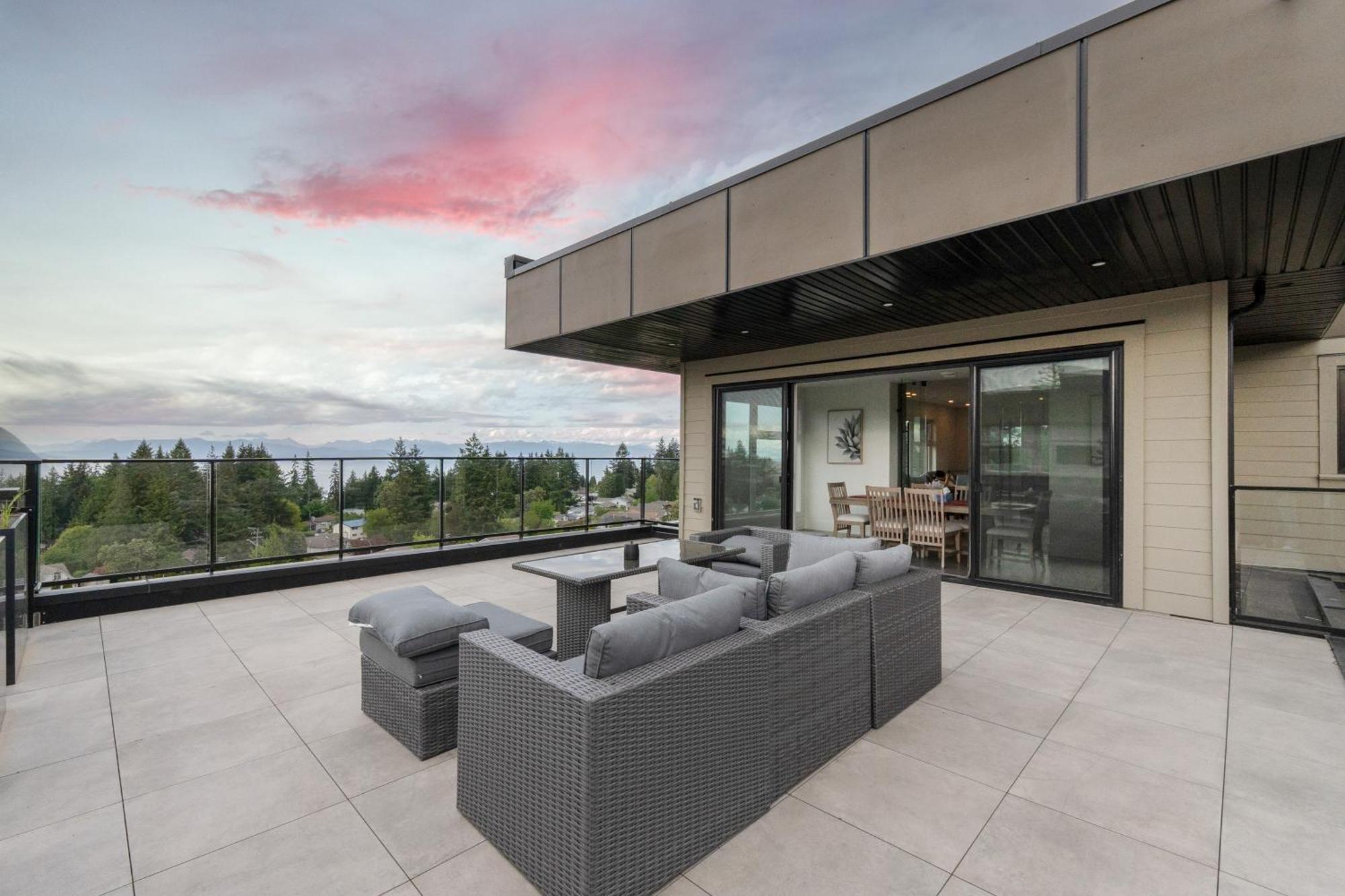 Elegant Retreat In With Style & Comfort Nanaimo