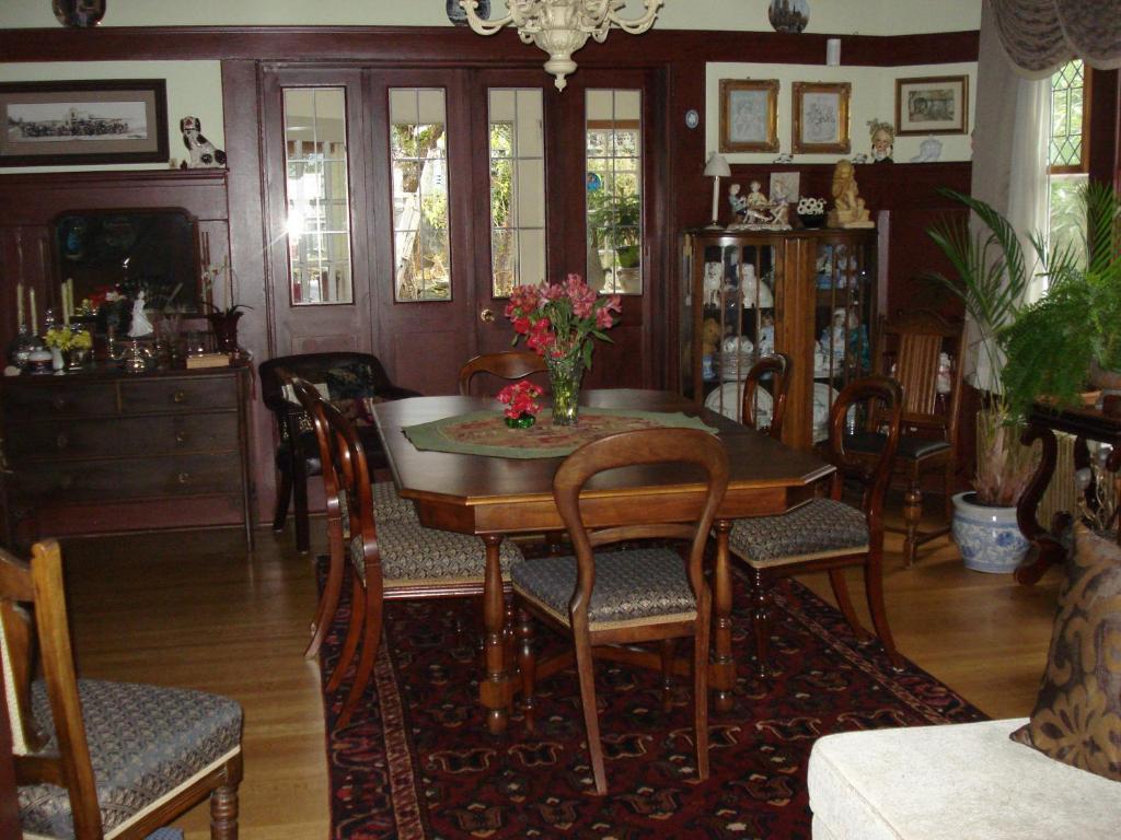 Kennedy House 2*