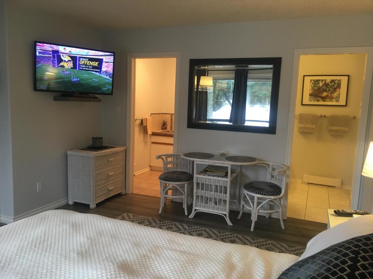 Bed & Breakfast Long Lake Waterfront