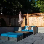 Bright Private Suite Near Departure Bay Beach