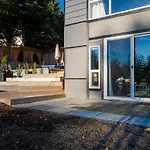 Bright Private Suite Near Departure Bay Beach