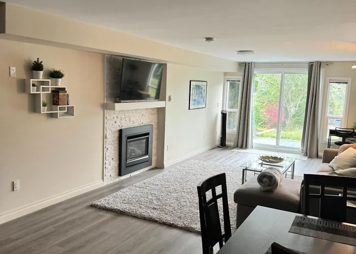 Bright Private Suite Near Departure Bay Beach