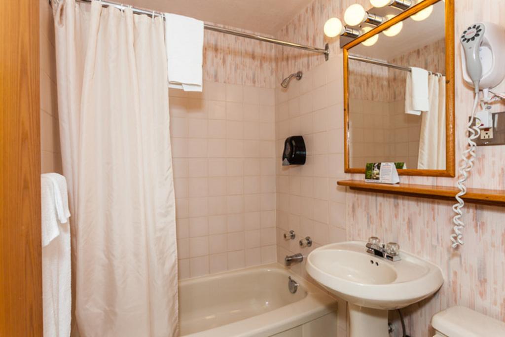 Howard Johnson By Wyndham Harbourside Hotel Nanaimo