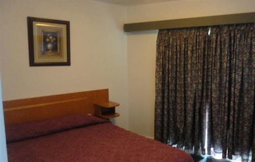 Castaway Motel 2*