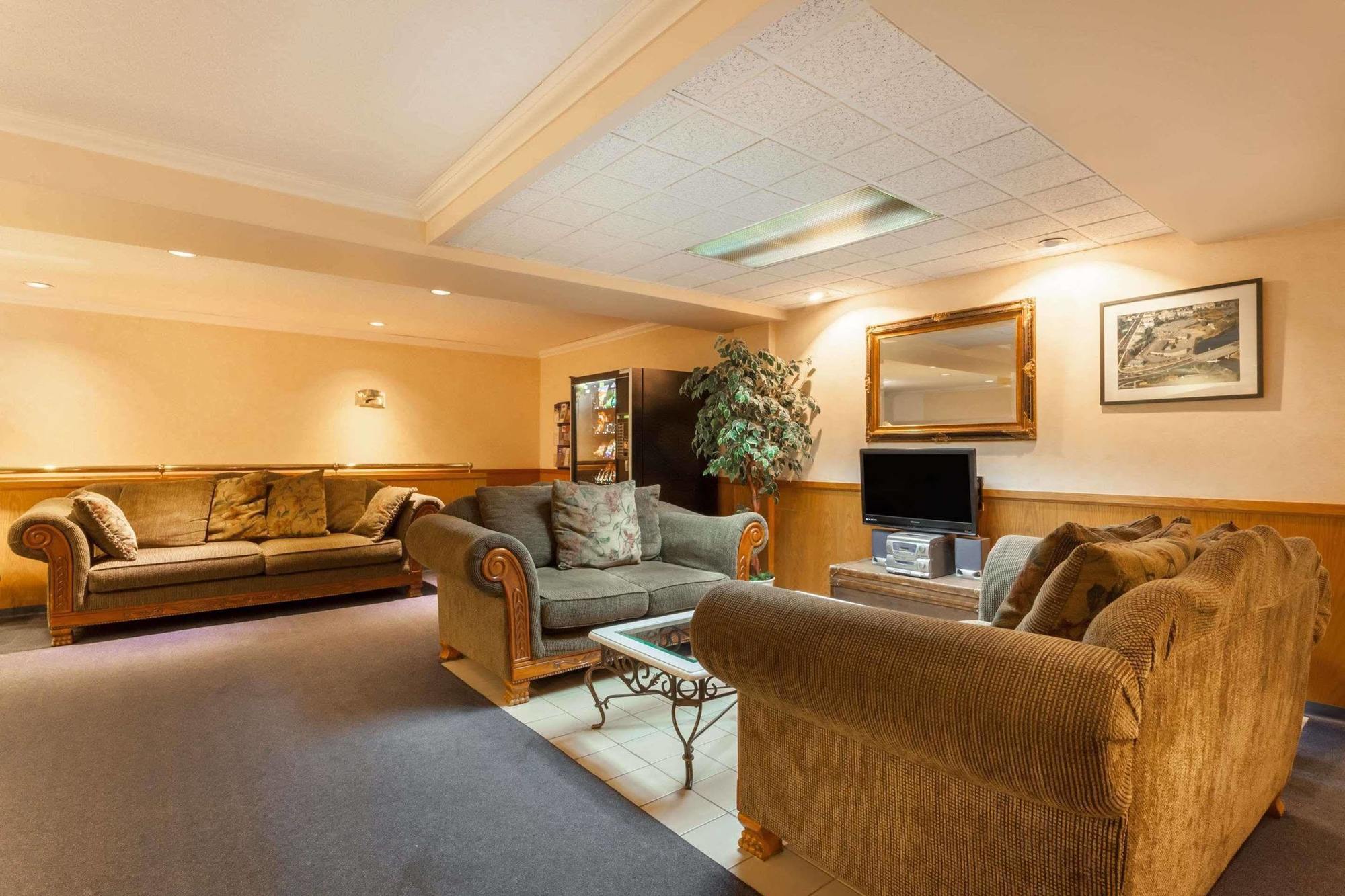 Howard Johnson By Wyndham Harbourside Hotel 2*