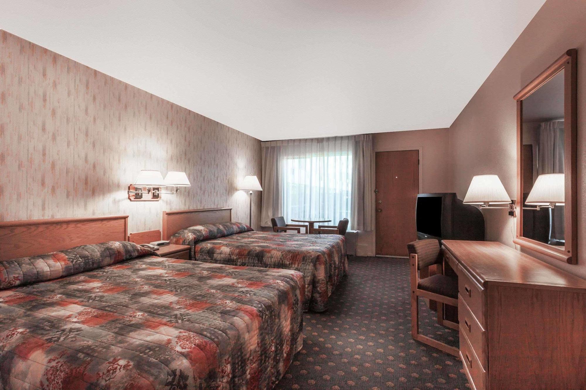 Howard Johnson By Wyndham Harbourside 2*