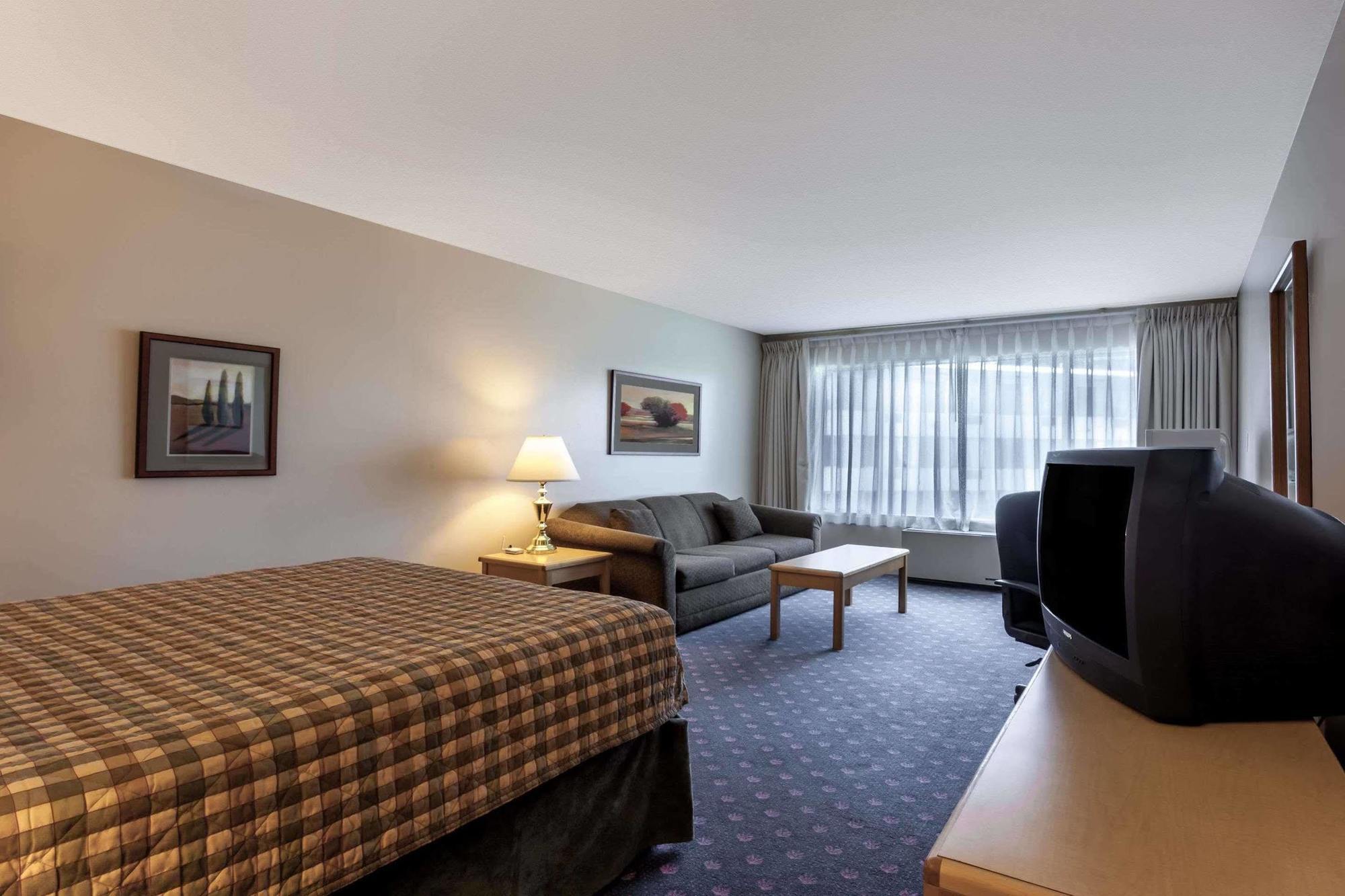 Howard Johnson By Wyndham Harbourside Hotel 2*
